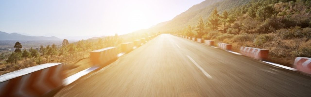 carretera-punto-fuga-al-atardecer_1312-1